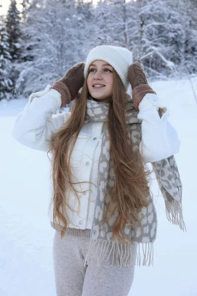 寒假在外面雪地的森林边微笑的女人 — 图库照片