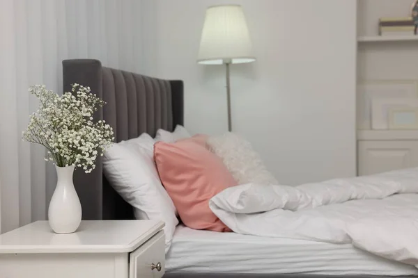 Stijlvol Slaapkamerinterieur Met Comfortabel Bed Nachtkastje Lamp — Stockfoto