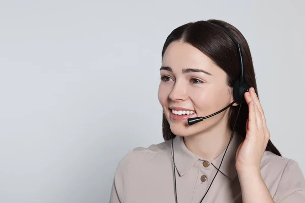 Hotline Operator Met Moderne Headset Lichtgrijze Achtergrond Ruimte Voor Tekst — Stockfoto
