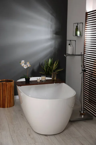 Elegante Baño Interior Con Bañera Cerámica Velas Productos Cuidado Bandeja —  Fotos de Stock