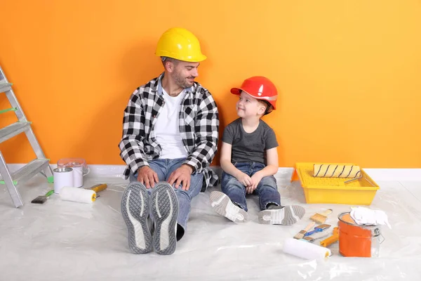 Πατέρας Και Γιος Εργαλεία Επισκευής Κοντά Πορτοκαλί Τοίχο — Φωτογραφία Αρχείου