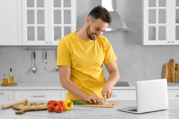Człowiek Oglądanie Gotowania Online Kurs Laptopie Podczas Cięcia Szalotki Kuchni — Zdjęcie stockowe
