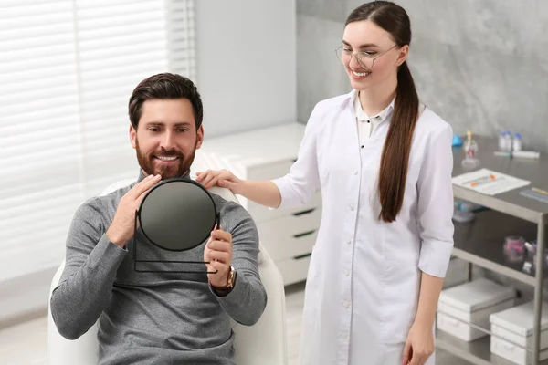 Muž Dívá Své Nové Zubní Implantáty Zrcadle — Stock fotografie