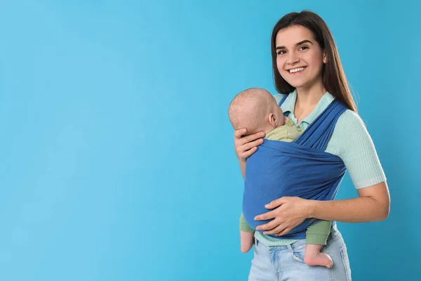 Mother Holding Her Child Sling Baby Carrier Light Blue Background — Stock Photo, Image