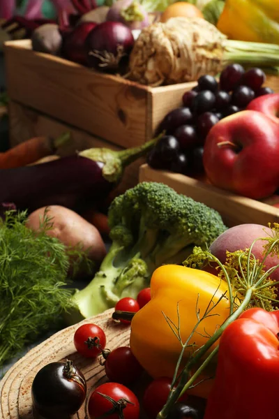 不同的新鲜蔬菜和水果放在桌上 农民收获 — 图库照片
