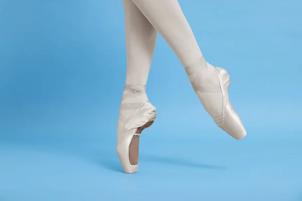 Jovem Bailarina Sapatos Pontiagudos Praticando Movimentos Dança Fundo Azul Claro — Fotografia de Stock