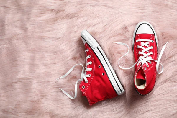 Par Sapatos Vermelhos Elegantes Tapete Pele Falsa Flat Lay Espaço — Fotografia de Stock