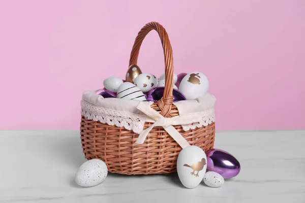 Плетений Кошик Святково Прикрашеними Великодніми Яйцями Білому Мармуровому Столі Рожевому — стокове фото