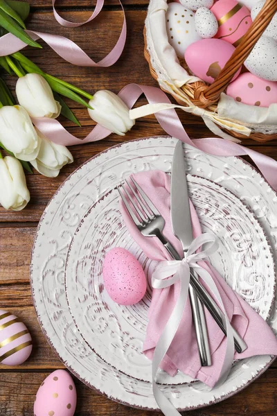 Feestelijke Tafelopstelling Met Beschilderde Eieren Tulpen Vlak Gelegd Pasen Viering — Stockfoto