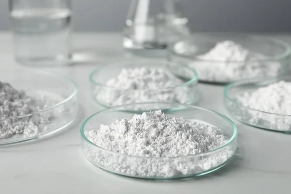 Beyaz Masa Üzerinde Kalsiyum Karbonat Tozu Bulunan Bir Sürü Petri — Stok fotoğraf