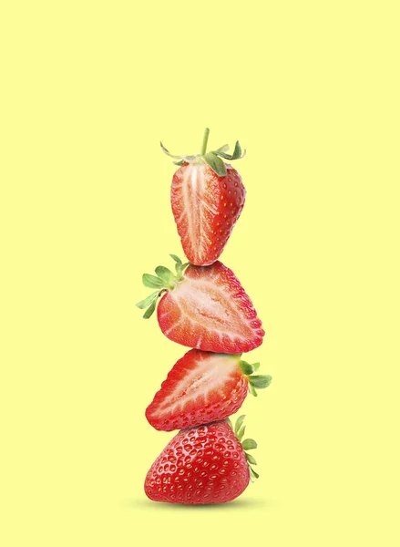 浅黄色背景的新鲜草莓堆栈 — 图库照片