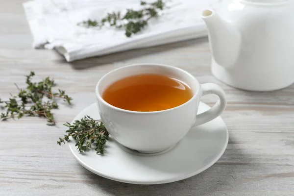 Aromatyczna Herbata Ziołowa Tymiankiem Białym Drewnianym Stole — Zdjęcie stockowe