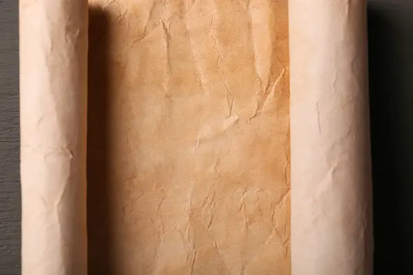 Gri Ahşap Masa Üzerindeki Eski Parşömen Kağıdı Üst Manzara — Stok fotoğraf