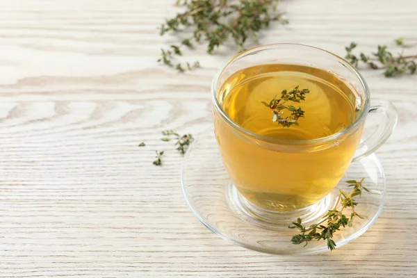 Aromatyczna Herbata Ziołowa Tymiankiem Białym Drewnianym Stole Miejsce Tekst — Zdjęcie stockowe