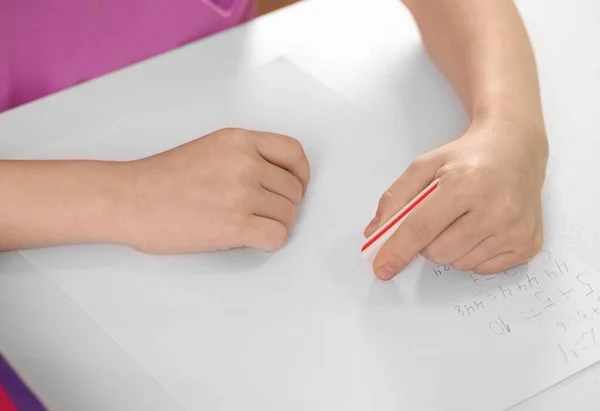 Mädchen Löscht Fehler Bei Ihren Hausaufgaben Weißen Schreibtisch Nahaufnahme — Stockfoto