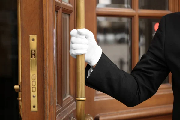 Komorník Elegantním Obleku Bílých Rukavicích Otvírající Hotelové Dveře Detailní Záběr — Stock fotografie