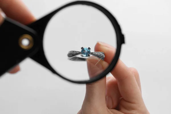 Sieraden Onderzoeken Topaas Ring Met Vergrootglas Witte Achtergrond Close — Stockfoto