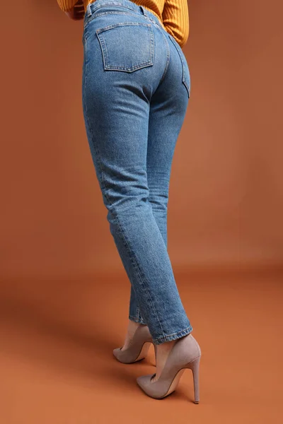 Mulher Jeans Elegantes Fundo Marrom Close — Fotografia de Stock