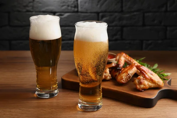 Glasses Beer Delicious Baked Chicken Wings Wooden Table — Stock Photo, Image