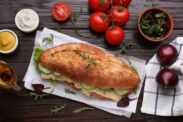 Leckeres Sandwich Mit Leckerer Füllung Und Zutaten Auf Holztisch Flach — Stockfoto