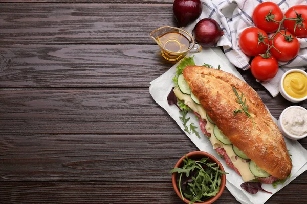 Heerlijk Broodje Met Lekkere Vulling Ingrediënten Houten Tafel Plat Gelegd — Stockfoto