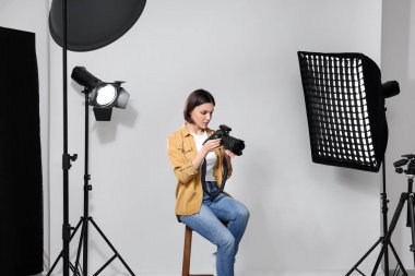 Modern fotoğraf stüdyosunda kamerası olan profesyonel bir fotoğrafçı.