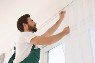 Üniformalı işçiler pencere perdeleri kapalı, düşük açılı.