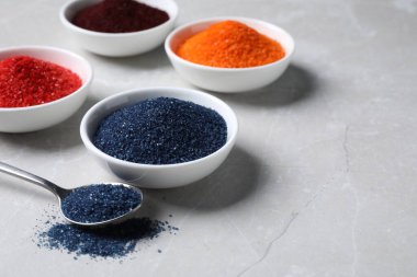 Açık gri masada birçok farklı gıda boyası var. Metin için boşluk