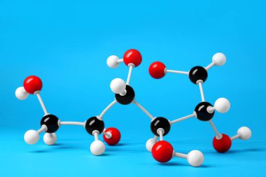 Açık mavi arkaplanda glikoz molekülü. Kimyasal model