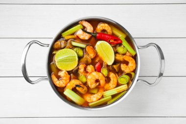 Lezzetli Tom Yum çorbası ile beyaz ahşap masa, üst manzara