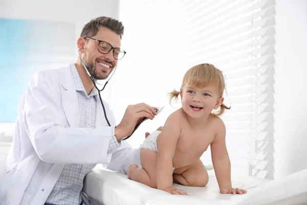 临床上儿科医师用听诊器对婴儿进行检查 — 图库照片