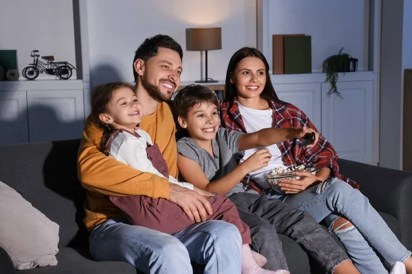 Šťastná Rodina Která Večer Dívá Televizi Syn Měnící Kanály Dálkovým — Stock fotografie