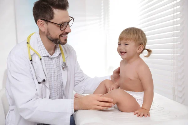 Gyermekorvos Vizsgálja Aranyos Kis Baba Klinikán — Stock Fotó