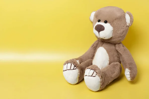 Niedlicher Teddybär Auf Gelbem Hintergrund Platz Für Text — Stockfoto