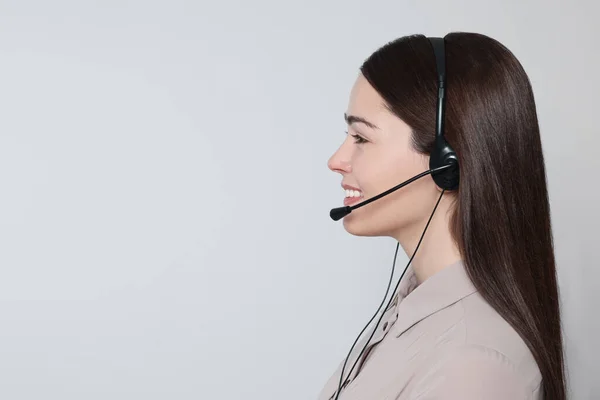 Hotline Betreiber Mit Modernem Headset Auf Hellgrauem Hintergrund Platz Für — Stockfoto