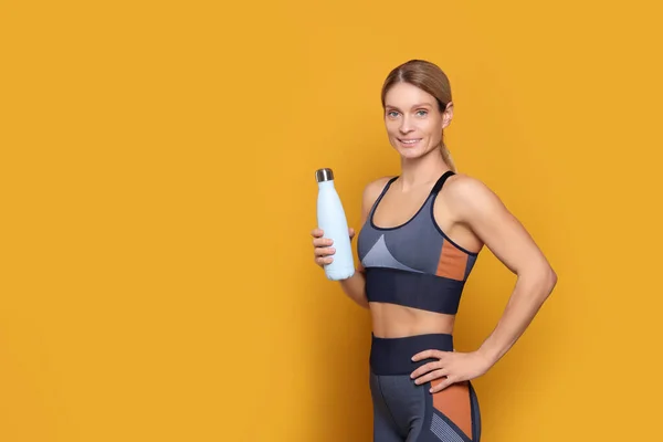 Sportlerin Mit Thermoflasche Auf Gelbem Hintergrund Platz Für Text — Stockfoto