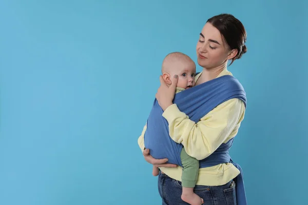 Madre Che Tiene Bambino Fionda Marsupio Sfondo Azzurro Spazio Testo — Foto Stock