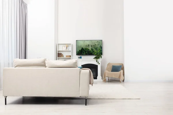 Elegante Salón Interior Con Acogedor Sofá Televisor Chimenea — Foto de Stock