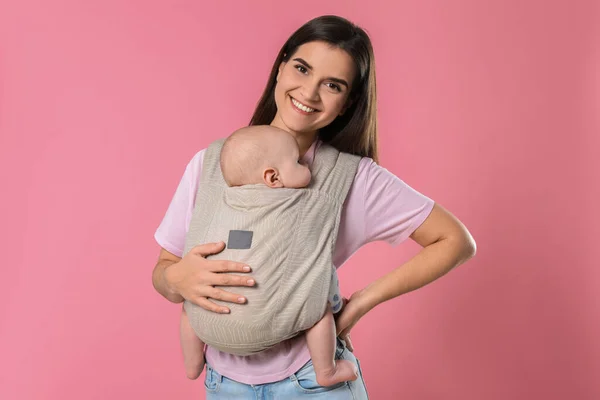 Mãe Segurando Seu Filho Funda Carrinho Bebê Fundo Rosa — Fotografia de Stock