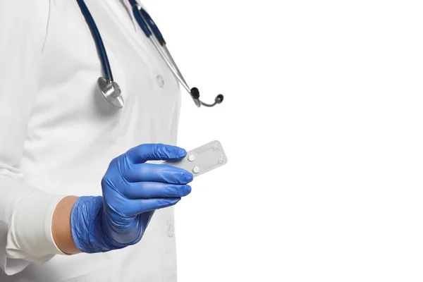 Lekarz Trzymający Blister Tabletkami Antykoncepcyjnymi Białym Tle Zbliżenie — Zdjęcie stockowe