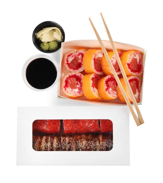 纸盒与不同的美味寿司卷白色背景 顶部视图 粮食交付 — 图库照片