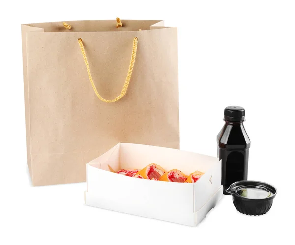 Доставка Еды Коробка Вкусными Суши Роллами Бумажной Упаковкой Соевым Соусом — стоковое фото