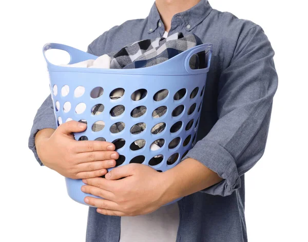 白い背景に洗濯でいっぱいのバスケットを持つ男 クローズアップ — ストック写真
