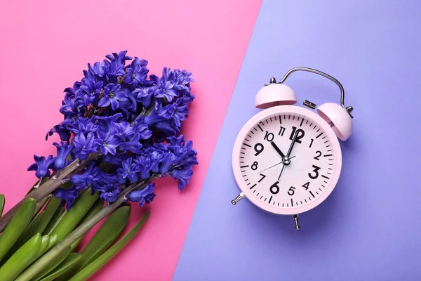 Reloj Despertador Rosa Hermosas Flores Jacinto Fondo Color Puesta Plana — Foto de Stock