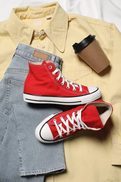 Para Stylowych Czerwonych Butów Ubrań Papierowych Kubeczków Białym Materiale Płaskie — Zdjęcie stockowe