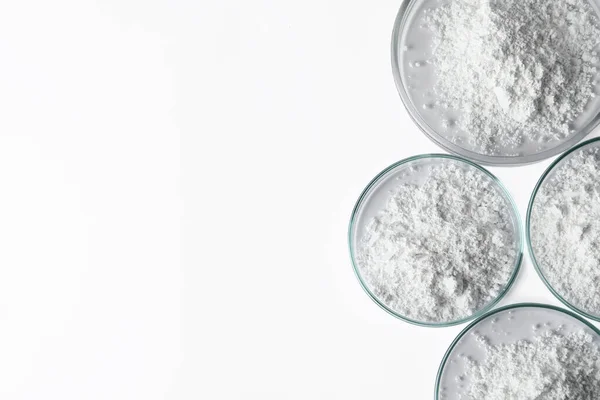 Beyaz Masa Üzerinde Kalsiyum Karbonat Tozu Bulunan Petri Kapları Düz — Stok fotoğraf