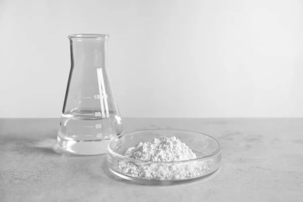 Petri Edény Kalcium Karbonát Porral Laboratóriumi Lombikkal Világosszürke Asztalon Szöveg — Stock Fotó
