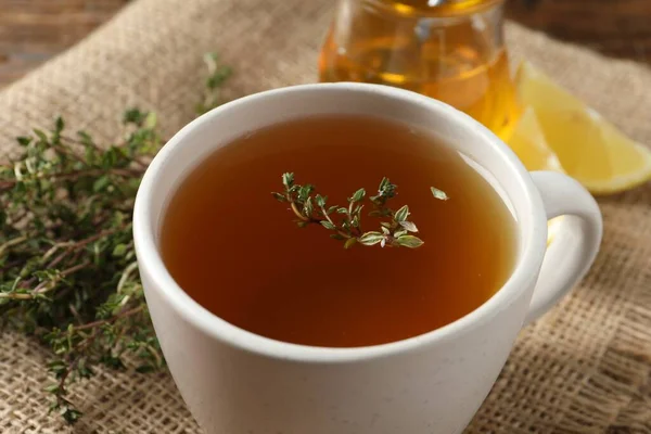 Aromatyczna Herbata Ziołowa Tymiankiem Drewnianym Stole Zbliżenie — Zdjęcie stockowe