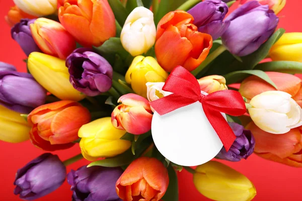 Bouquet Bei Tulipani Colorati Con Carta Bianca Sfondo Rosso Primo — Foto Stock