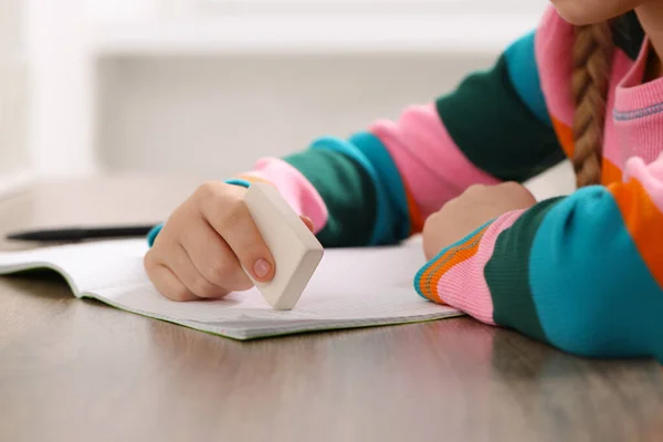 Mädchen Löscht Fehler Bei Ihren Hausaufgaben Holztisch Drinnen Nahaufnahme — Stockfoto